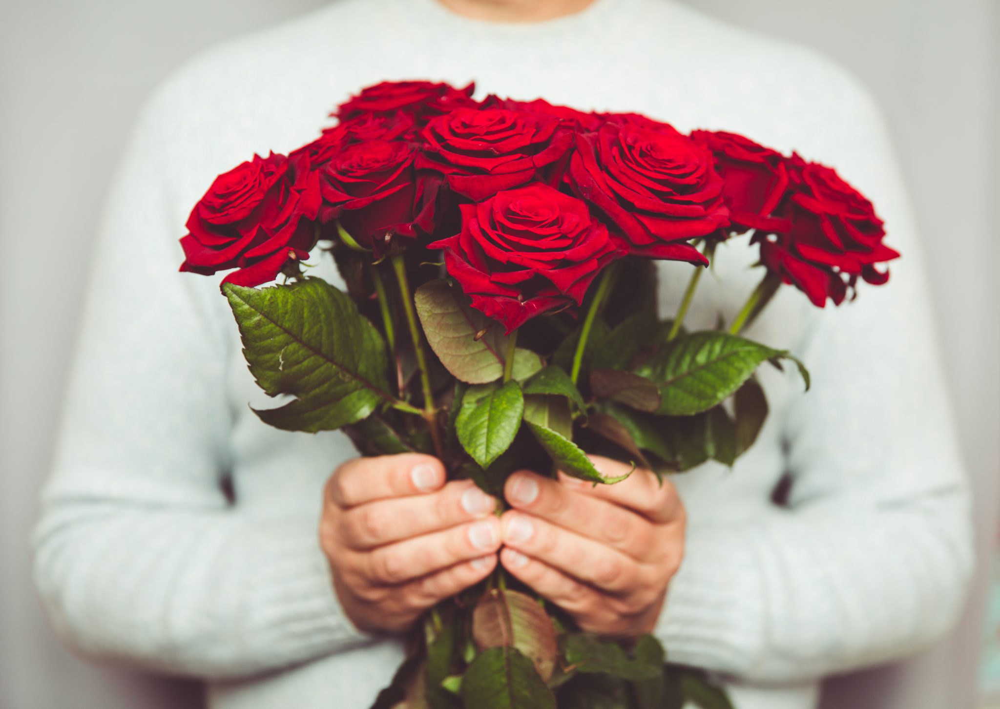 Можно дарить один цветок. Мужчина с букетом роз. Букет цветов для женщины. Цветы подарок для девушки. Цветы в руках мужчины.
