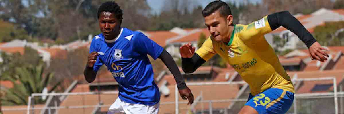 2 voetballers strijden om de bal